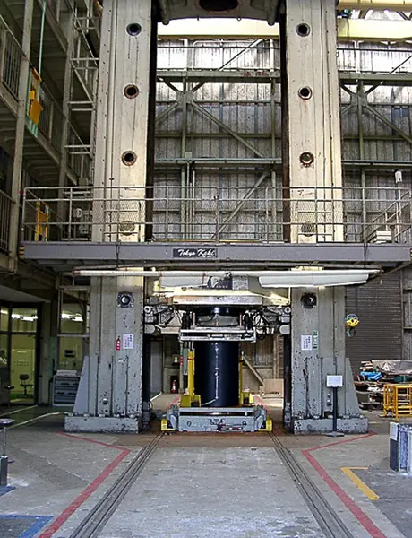 10MN大型構造物試験機