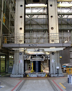 10MN大型構造物試験機
