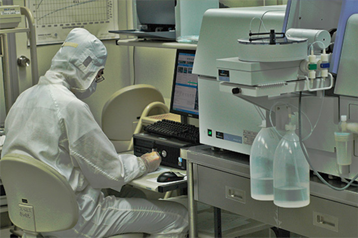 Sample preparation and analysis in a clean room