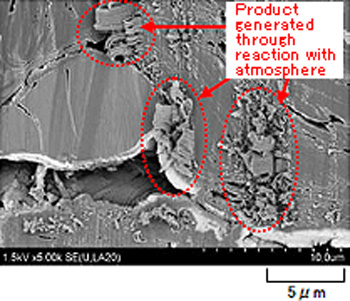 Photo 2: Result of observing the area processed with the conventional method - a byproduct is deposited due to reaction with atmosphere