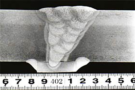 Cross-sectional macrostructure of
a 40 mm thick MAG weld bead
