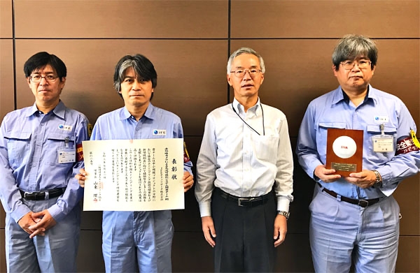 左から　弊社取締役 中田 直樹、福田 義徳、弊社社長 松岡 才二、大重 貴彦