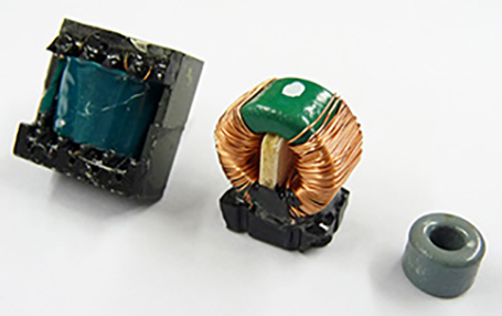 スイッチング電源用インダクタ（左から トランス（EERコア）、コモン・モード・コイル（トロイダル） 、チョークコイル（トロイダル））