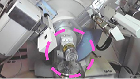図1.X線回折装置にセットした大気非暴露気密（Ar雰囲気）ホルダ