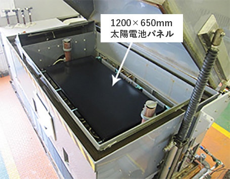 大型太陽電池モジュールの複合サイクル腐食試験機への取り付け例