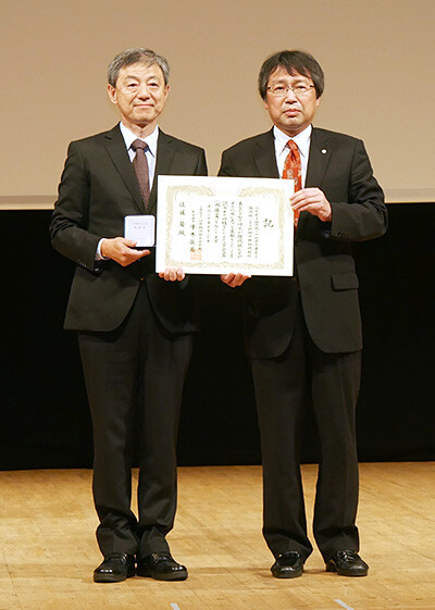 佐藤　馨フェロー(左）と日本顕微鏡学会牛木辰男会長（右）