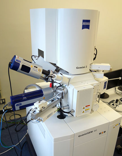 ULV-SEM（極低加速電圧SEM）の外観写真