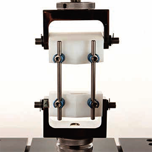 写真1　脊椎固定術用具の力学的安全性試験