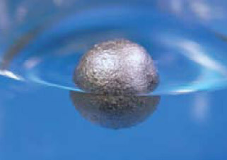 写真2 水に浮くTEC-BALL